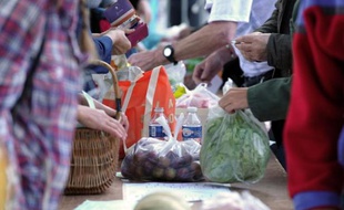 Vente de fruits et légumes "à prix coûtant" place de la Bastille à Paris, le 21 août 2014