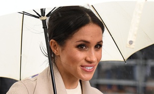 Meghan Markle sous la pluie, lors d'une visite à Belfast le 23 mars.