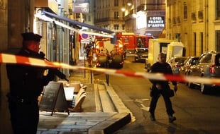 La police a établi un périmètre de sécurité après l'attaque au couteau à Paris dans le quartier de l'Opéra, le 12 mai 2018.