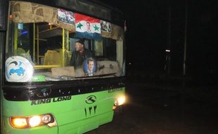 L'un des bus mis en place pour l'évacuation des civils et rebelles d'Alep-est, le 13 décembre 2016.