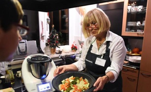 L'Allemande Brigitte Heyde présente le Thermomix lors d'une "soirée Thermomix" à Berlin le 1er décembre 2014