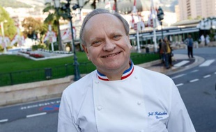 Cela fait dix ans qu'il essaime à travers le monde son concept des "Ateliers", centrés autour de petits plats sans esbrouffe servis au comptoir en observant des cuisiniers en action. A 68 ans, le chef Joël Robuchon est "un homme heureux" qui ne parle plus de retraite.