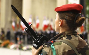 Une femme militaire durant les commémorations du 8 mai 1945 à Toulouse.