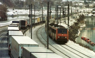 Le projet de Schéma national des infrastructures de transports (Snit) fixant les orientations de l'Etat en termes de transports est "insuffisant" pour combattre les gaz à effet de serre, estime le Conseil économique social et environnemental (Cese) dans un avis examiné mardi.
