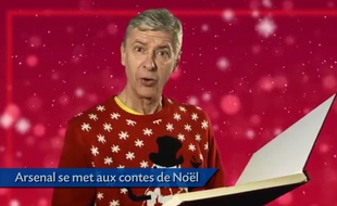 Arsène Wenger, l'entraîneur d'Arsenal, lisant des comtes de Noël.