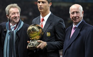 Denis Law (à gauche) aux côtés de Cristiano Ronaldo et Sir Bobby Charlton.