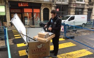 Dans son triporteur, Ali peut charger jusqu'à 150 kilos de colis à livrer.