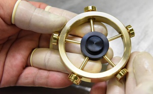 Le Saturn Spinner, le nouveau hand spinner de luxe fabriqué au Japon.