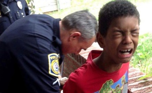 Sean, 10 ans, menotté par la police sur demande de sa mère.