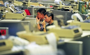 L'euro et les Bourses asiatiques ont reculé lundi à cause des défaites des partis au pouvoir aux élections française et grecque, les investisseurs craignant une remise en cause de l'austérité européenne face à la crise de la dette.