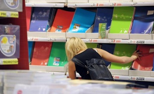 Le coût de la rentrée scolaire augmente modérément, après avoir fortement grimpé l'an dernier, une bonne nouvelle pour les familles modestes qui arrive en même temps que le versement de l'allocation de rentrée scolaire, revalorisée de 25%, pour environ 5 millions d'enfants.