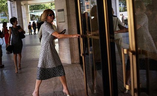 La rédactrice en chef du «Vogue» américain, Anna Wintour, entre au Lincoln Center ce jeudi 4 septembre 2013, avec un jour d'avance!