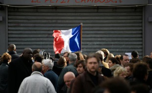 Minute de silence devant l'un des établissements touchés par les attentats de Paris, le 16 novembre 2015