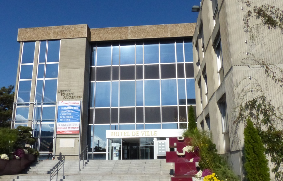 43 Avenue De La Republique 69200 Venissieux Rhône: L'émotion à Vénissieux après la mort d'un jeune policier