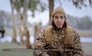 Capture d'écran d'une vidéo diffusée par le centre de médias du groupe Etat islamique le 24 janvier 2016, montrant Omar Mostefai, l'une des personnes impliquées dans les attentats du 13 novembre à Paris