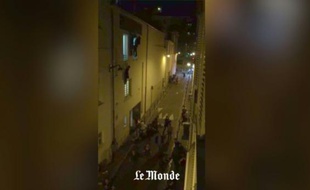 Image extraite d'une vidéo tournée sur un smartphone par un journaliste du Monde montrant des otages du Bataclan suspendus à une fenêtre de la salle de concert ou fuyant dans la rue pendant l'attaque, le 13 novembre 2015 à Paris