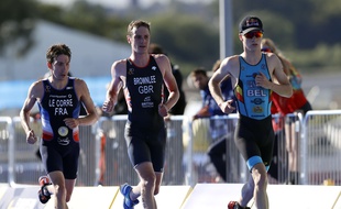 Pierre Le Corre (à gauche) en embuscade derrière le Britannique Alistair Brownlee et le Belge Marten Van Riel, vendredi 10 août.