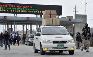 La Corée du Nord a empêché mercredi une délégation d'hommes d'affaires sud-coréens d'apporter des vivres à leurs 200 employés restés sur le site industriel intercoréen, après sa fermeture unilatérale par Pyongyang.