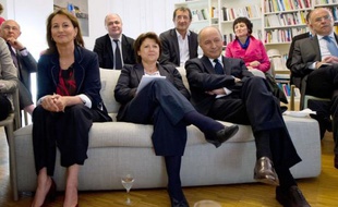 Réunis dans le bureau de la première secrétaire PS Martine Aubry, les dirigeants socialistes ont été unanimes mercredi à saluer la "performance" de leur champion François Hollande lors du duel télévisé avec Nicolas Sarkozy, à l'unisson des militants rassemblés dans la cour de Solférino.