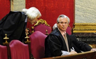 Le juge Baltasar Garzon, connu dans le monde entier pour avoir défendu les droits de l'Homme et tenté d'enquêter sur le douloureux passé franquiste de l'Espagne, s'est assis mardi sur le banc des accusés pour deux procès successifs qui risquent de mettre fin à sa carrière.