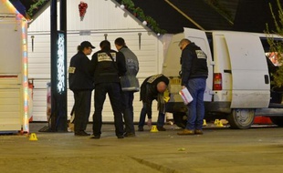La police effectue des relevés à côté du véhicule qui a fauché plusieurs personnes sur le marché de Noël de Nantes le 22 décembre 2014