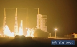 Dans cette image tirée d'une vidéo, une fusée iranienne transportant le satellite est lancée depuis le port spatial Imam Khomeini dans la province iranienne de Semnan, dimanche 9 février 2020.