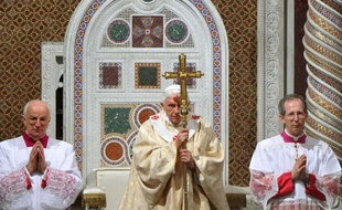 Benoît XVI a présidé la messe du Jeudi Saint, en appelant les chrétiens à "s'agenouiller" devant Dieu pour mieux résister au "pouvoir du mal", lors d'une cérémonie dont les offrandes iront aux réfugiés syriens victimes du conflit