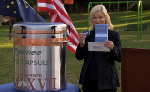 Leslie Knope (Amy Poehler) scelle la capsule temporelle destinée aux futurs habitants de Pawnee. Parks and Recreation, saison 3.