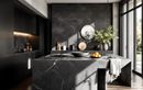 Adieu les cuisines blanches : le style contemporain mise sur l’obscurité et les reliefs