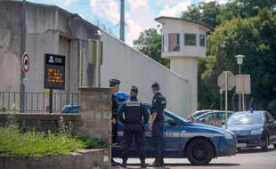 Le détenu qui avait pris en otage pendant plus de 13 heures mercredi une surveillante de la prison d'Ensisheim (Haut-Rhin) sera jugé lundi en comparution immédiate, a-t-on appris vendredi auprès du Parquet de Colmar.