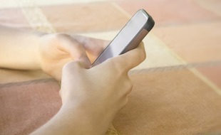 Une jeune fille sur son smartphone (illustration).