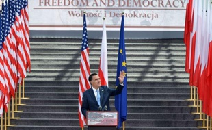 Le candidat républicain à la présidence des Etats-Unis, Mitt Romney, a salué mardi les succès de la Pologne et critiqué la Russie, dans un discours prononcé à Varsovie, dernière étape d'une tournée internationale marquée jusqu'au dernier jour par des gaffes ou des incidents.