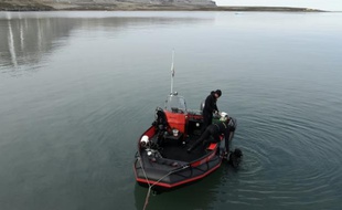 Des plongeurs travaillent dans des eaux glacées de Kongsfjorden, près de la base scientifique de Ny-Ålesund, sur l'île du Spitzberg, au coeur de l'Arctique norvégien, le 22 juillet 2015