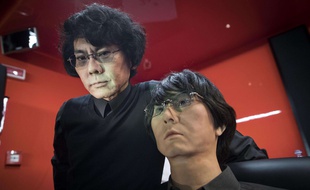 Le Pr. Hiroshi Ishiguro pose avec son double robotique au Musée d'art contemporain de Rome, le 24 novembre 2016.