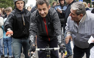 Nicolas Sarkozy fait du vélo, discrètement (!) à Cavaliere, la maison de Carla Bruni, pendant le week-end de Pâques.
