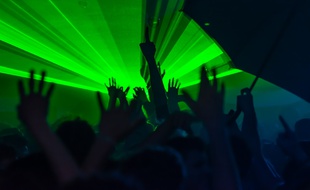 Illustration d'une soirée en discothèque.