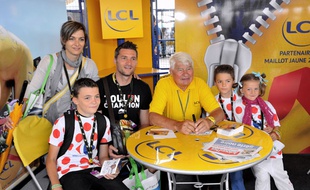Raymond Poulidor pose avec des fans sur le Tour de France 2014.