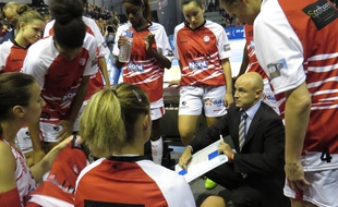 A Villeneuve d'Ascq, le 11 octobre 2015 - Le match de Ligue Feminine ESBVA-Calais au Palacium. L'entraîneur Frederic Dusart.