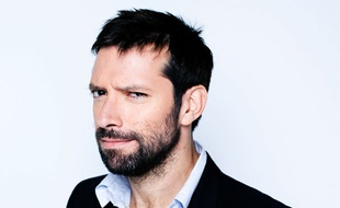 Le chroniqueur humoristique de Canal + et RMC Julien Cazarre.