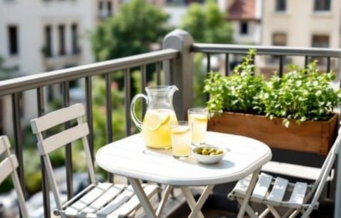Cet aménagement malin à installer avant l’été transforme même les plus petits balcons en espace apéro convivial