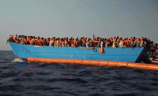 Des migrants venus de Libye qui tentent de traverser la Méditerrannée. Photo extraite d'une vidéo tournée le 8 octobre 2016.