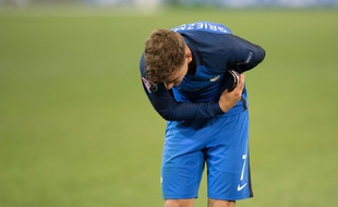 Antoine Griezmann salue le public du Vélodrome après son doublé en demi-finale de l'Euro, le 7 juillet 2016.