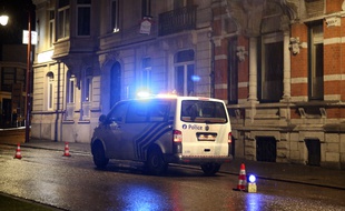 Un van de police stationne dans le périmètre de sécurité à Verviers, en Belgique, le 15 janvier 2015.