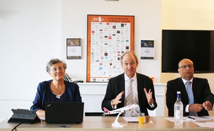 Pascal Personne, directeur de l'aéroport de Bordeaux-Mérignac (au centre) avec Hélène Abraham, directrice commerciale marketing d'Hop ! Air France et Frédéric Alory, directeur régional Nouvelle-Aquitaine d'Air France-KLM