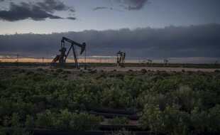 Un champ pétrolifère au crépuscule, près de Loco Hills le 23 avril 2020, dans le comté d'Eddy, au Nouveau-Mexique.
