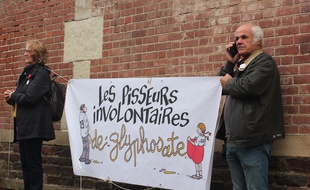 Des militants pisseurs involontaires de glyphosate brandissent leur banderole avant l'audience du maire de Langouët, devant le tribunal administratif de Rennes en octobre 2019.