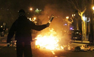 Un manifestant masqué le 14 février 2016 à Bastia après des échauffourées à Reims à la suite d'un match entre les clubs corse et rémois de football