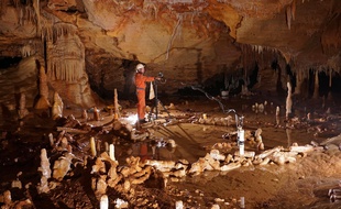 Dans la grotte de Bruniquel, lors de prise de mesures pour l'étude archéo-magnétique.