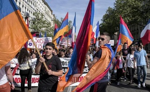 Des membres de la communauté arménienne se sont rassemblés le 24 avril 2015 à Lyon pour commémorer le centenaire du génocide arménien
