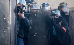 Des policiers équipés de flashs ball le 21 février 2015 à Nantes.
